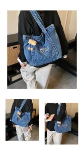 Casual denim tote tas voor dames, grote schoudertas met pluche hanger en letterprint.
