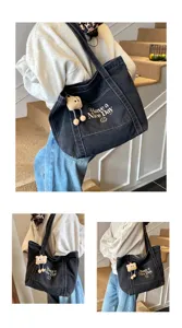 Gedetailleerd overzicht van de Koreaansestijl casual denim shopper met berenhanger en opdruk.