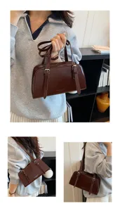 Braune Lackleder Umhängetasche für Damen, leichte minimalistische Handtasche unter dem Arm.
