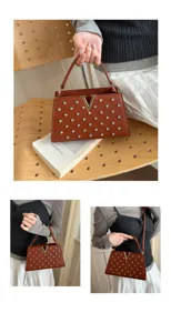 Vue détail de sac à bandoulière marron clouté, montrant les strass étincelants et le fermoir V.