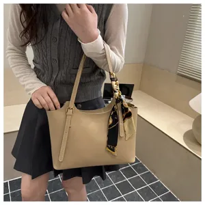Borsa a spalla tote beige chic in pelle con dettaglio di foulard stampato alla moda.