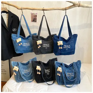 Casual denim shopper tas met schattige berenhanger en letterprint voor dagelijks gebruik.