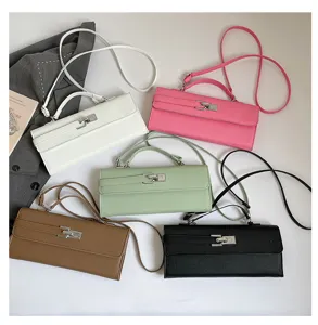 Vista detallada de bolsos cruzados de moda para mujer en varios colores con cierre de metal.
