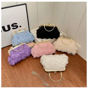 Elegante borsa da sera in rete di rose con montatura in metallo e raffinata tracolla a catena.