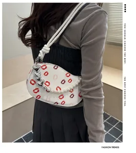 Sac à épaule chic avec imprimé lèvres et chaîne de perles, sac sous les bras tendance femme.