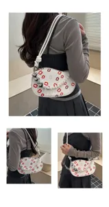 Sac a main epaule imprime de levres blanches avec chaine perles et pendentifs cœurs.