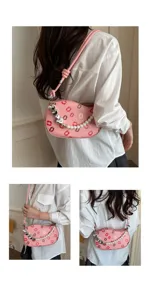 Vue detaillee du sac porte epaule rose avec motif levres, perles et cœurs argentes.