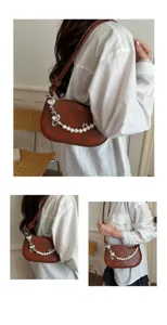 Vue détaillée d'un sac à bandoulière marron stylé avec imprimés baisers et chaîne perles.