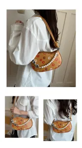 Sac à bandoulière tendance pour femme avec imprimé lèvres et chaîne en perles pour l'été.