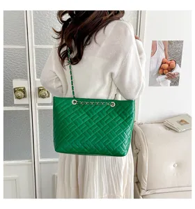 Borsa tote trapuntata verde alla moda con tracolla a catena, elegante borsa da donna.