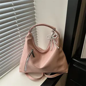 Sac bandoulière multifonctionnel rose pour femme avec nœud de perles et fermeture éclair élégante.