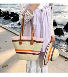 Detailansicht einer schicken gestreiften Stroh-Strandtasche mit passendem Hut für den Sommer.