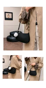 Modische schwarze Filz-Unterarmtasche mit Kettengurt und flauschigem Bommel-Anhänger.