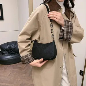 Detailansicht der schwarzen Filz Schultertasche mit auffälliger Kette und Struktur.
