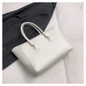 Vista detallada del bolso tote minimalista blanco para oficina, gran capacidad y asas dobles.