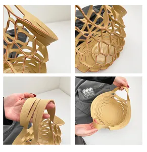 Nahaufnahme der beige hohlen Mesh-Handtasche, die exquisite gewebte Textur und Griffe zeigt.