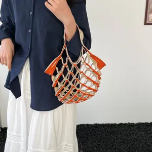 Stilvolle orange-beige Netztasche Detail, modische lässige geflochtene Tragetasche für Alltag.