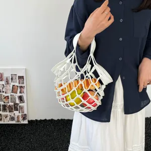 Modische weiße PU Leder Netz Tasche, lässige Handtasche mit dekorativen Frucht Requisiten.