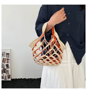Nahaufnahme der stilvollen Mesh-Handtasche mit schickem Beigebraun und leuchtendem Orange.
