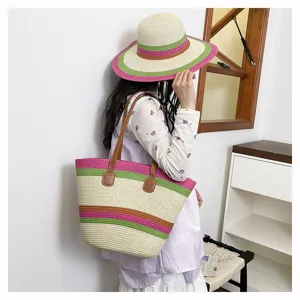 Bunte gestreifte Strohtasche und Sonnenhut Set, ideal für Strandurlaub und lässige Freizeit.