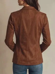 Detalle de vista trasera de elegante blazer de ante marrón para mujer, chaqueta retro.