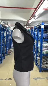 Vue détaillée d'un gilet blazer sans manches noir avec col à revers, style bureau.