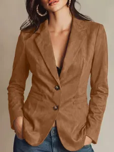 Primer plano detalle de elegante chaqueta blazer marron de ante para mujer chic.
