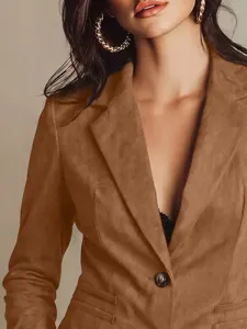 Elegante blazer de antelina marrón para mujer con solapa clásica y cierre de botón.