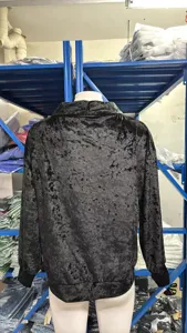 Zwarte fluwelen top met lange mouwen detail, zachte textuur en comfortabele losse pasvorm.