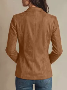 Vista trasera detallada de una elegante chaqueta blazer de ante marrón para mujer.