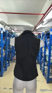 Vue détaillée d'un élégant gilet de blazer noir sans manches pour une tenue professionnelle.