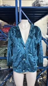 Dames gouden fluwelen V-hals losse cardigan jas met witte knopen voor herfst en winter.