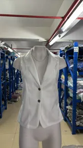 Gilet blazer sans manches blanc pour femme, veste élégante à revers et double bouton.