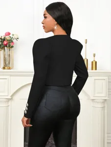 Élégant blazer court noir avec manches bouffantes et boutons chic pour femmes.
