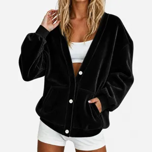 Gedetailleerde close-up van een stijlvol zwart fluwelen oversized cardigan met knopjes.