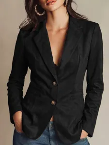 Detalle de blazer de ante negro con botones de botonadura simple, solapa y textura suave.