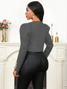 Vue détaillée d'un blazer court gris foncé chic avec des manches bouffantes et col rond.