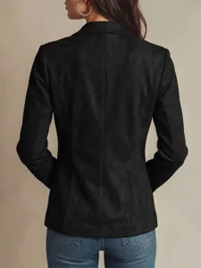 Detalle trasero de la chaqueta blazer de ante negro para mujer, mostrando corte ajustado.