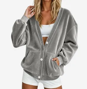 Stijlvolle grijze fluwelen oversized cardigan met witte knopen voor dames herfst casual.