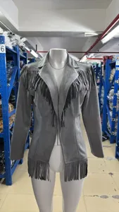 Vue détaillée de la veste à franges en suédine grise avec col à revers et texture.