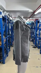 Vue détaillée de veste en suédine grise à franges, col à revers ajusté et manches longues.
