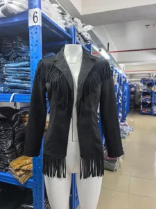 Vue détaillée de la veste noire en daim à franges pour femme avec revers en entrepôt.