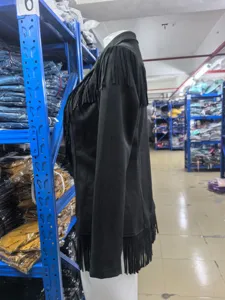 Veste frangée en suédine noire pour femme, coupe slim élégante revers manches longues.