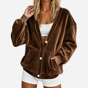 Dames bruine fluwelen V-hals oversized cardigan jas met witte knopen en zakken.