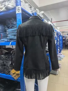 Vue arrière détaillée de la veste noire en suédine à franges sur mannequin dans le dépôt