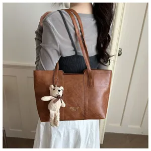 Borsa shopper marrone retro grande capacità con ciondolo orsetto, elegante borsa.