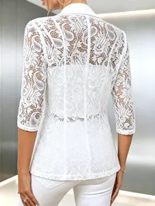 Élégante veste blazer blanche pour femme en dentelle, détail de mode printanière.