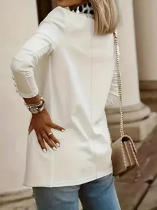 Blazer lungo slim bianco da donna con collo leopardato e dettagli bottoni sulle maniche.
