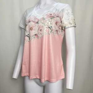 Women short sleeve V-neck floral print gradient casual t-shirt front detail view.