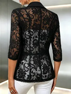 Vue détaillée de la veste blazer patchwork en dentelle noire pour femme, design élégant.